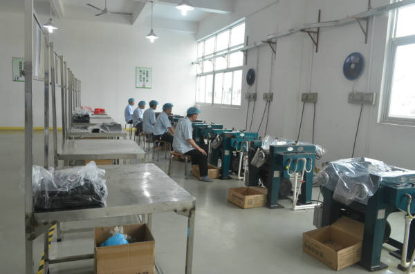 正在操作設備的工作人員